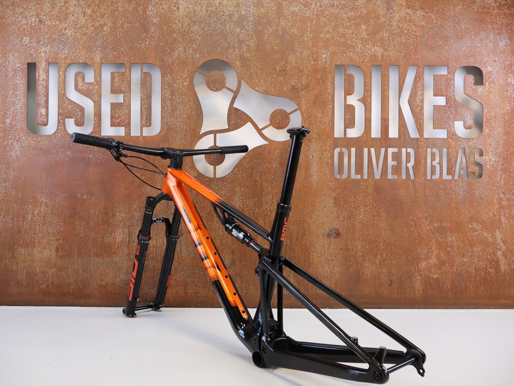 Mountainbikerahmen von BMC, BMC FOURSTROKE 01 ONE / XC FULLY RAHMENSET / GR. M / ROCKSHOX SID vor USEDBIKES-OB.DE Hintergrund