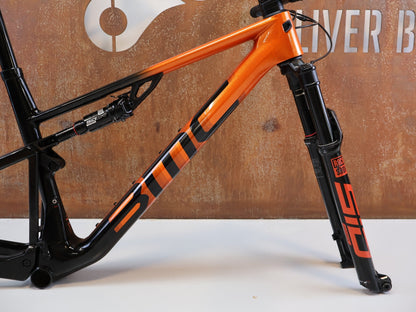 Mountainbikerahmen von BMC, BMC FOURSTROKE 01 ONE / XC FULLY RAHMENSET / GR. M / ROCKSHOX SID vor USEDBIKES-OB.DE Hintergrund
