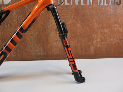 Mountainbikerahmen von BMC, BMC FOURSTROKE 01 ONE / XC FULLY RAHMENSET / GR. S / ROCKSHOX SID vor USEDBIKES-OB.DE Hintergrund