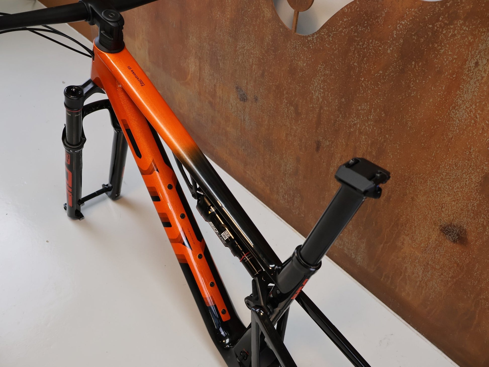Mountainbikerahmen von BMC, BMC FOURSTROKE 01 ONE / XC FULLY RAHMENSET / GR. S / ROCKSHOX SID vor USEDBIKES-OB.DE Hintergrund