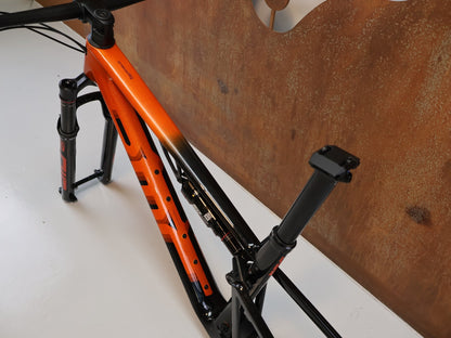 Mountainbikerahmen von BMC, BMC FOURSTROKE 01 ONE / XC FULLY RAHMENSET / GR. S / ROCKSHOX SID vor USEDBIKES-OB.DE Hintergrund