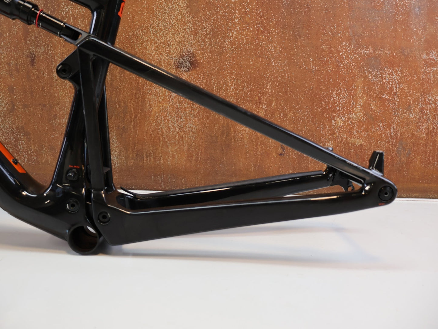 Mountainbikerahmen von BMC, BMC FOURSTROKE 01 ONE / XC FULLY RAHMENSET / GR. S / ROCKSHOX SID vor USEDBIKES-OB.DE Hintergrund