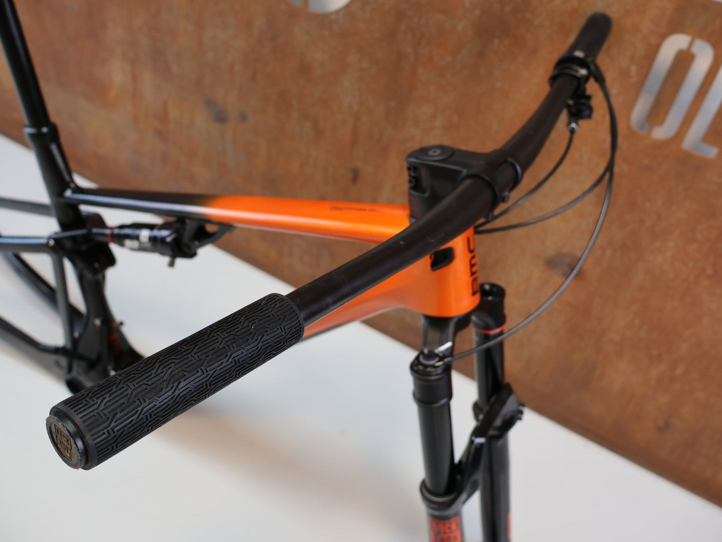 Mountainbikerahmen von BMC, BMC FOURSTROKE 01 ONE / XC FULLY RAHMENSET / GR. S / ROCKSHOX SID vor USEDBIKES-OB.DE Hintergrund
