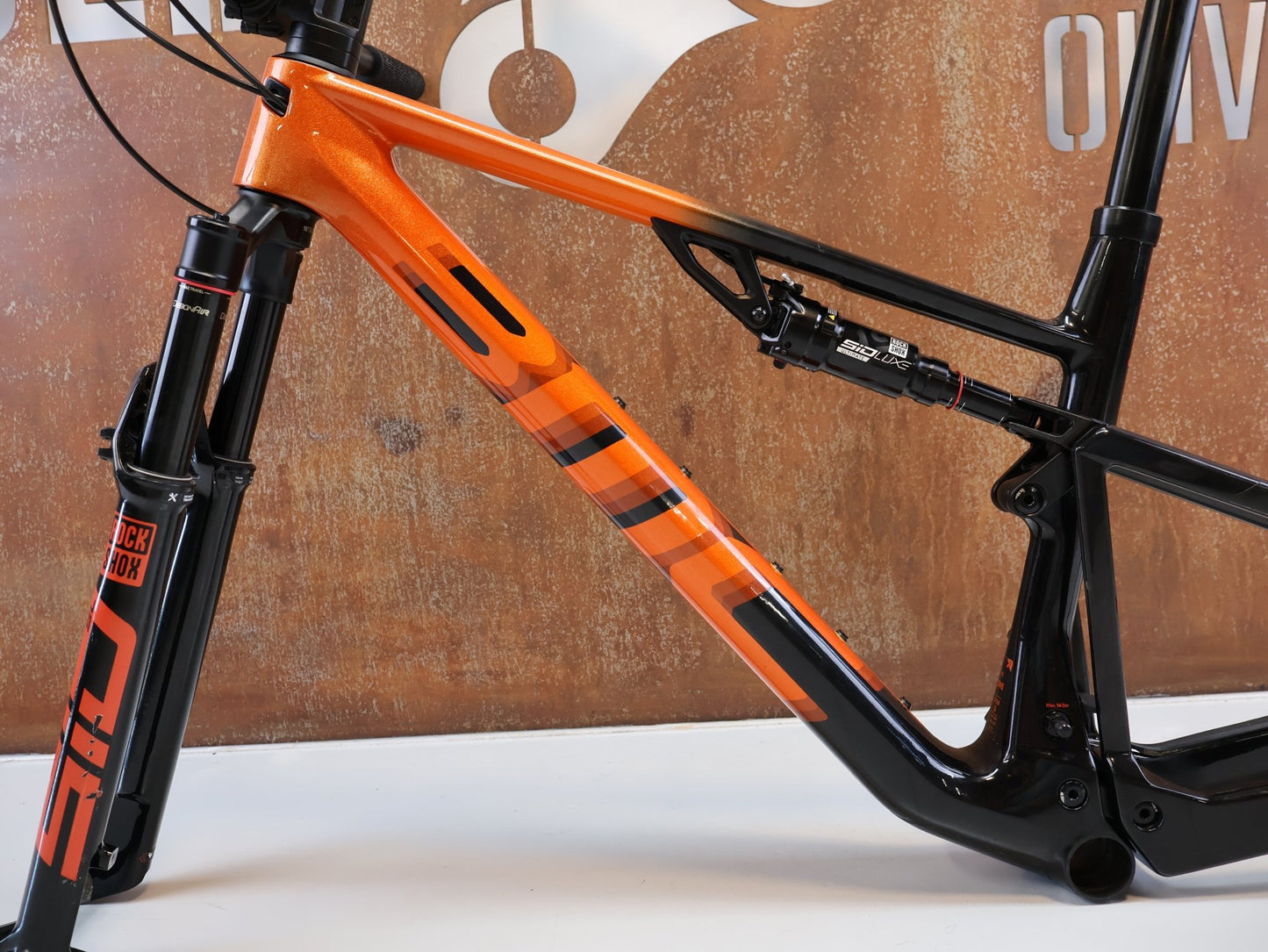 Mountainbikerahmen von BMC, BMC FOURSTROKE 01 ONE / XC FULLY RAHMENSET / GR. S / ROCKSHOX SID vor USEDBIKES-OB.DE Hintergrund
