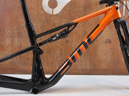 Mountainbikerahmen von BMC, BMC FOURSTROKE 01 ONE / XC FULLY RAHMENSET / GR. S / ROCKSHOX SID vor USEDBIKES-OB.DE Hintergrund