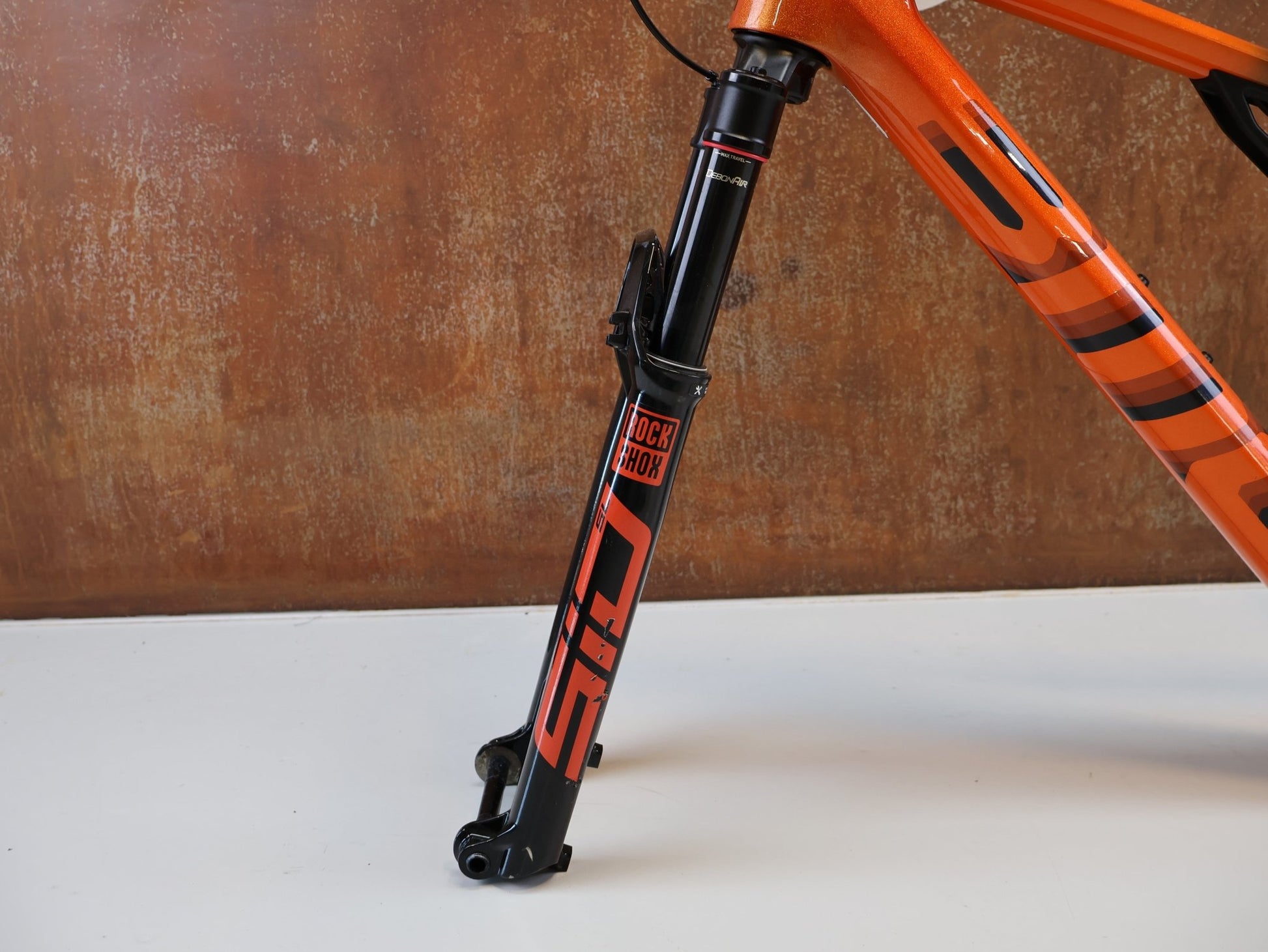 Mountainbikerahmen von BMC, BMC FOURSTROKE 01 ONE / XC FULLY RAHMENSET / GR. S / ROCKSHOX SID vor USEDBIKES-OB.DE Hintergrund