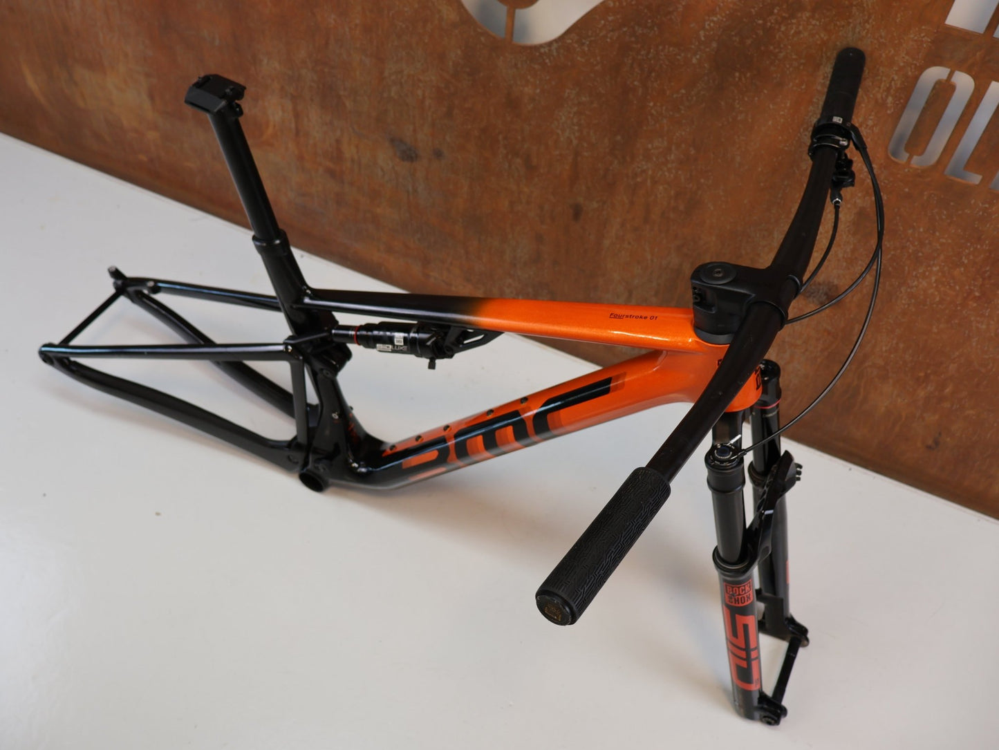 Mountainbikerahmen von BMC, BMC FOURSTROKE 01 ONE / XC FULLY RAHMENSET / GR. S / ROCKSHOX SID vor USEDBIKES-OB.DE Hintergrund