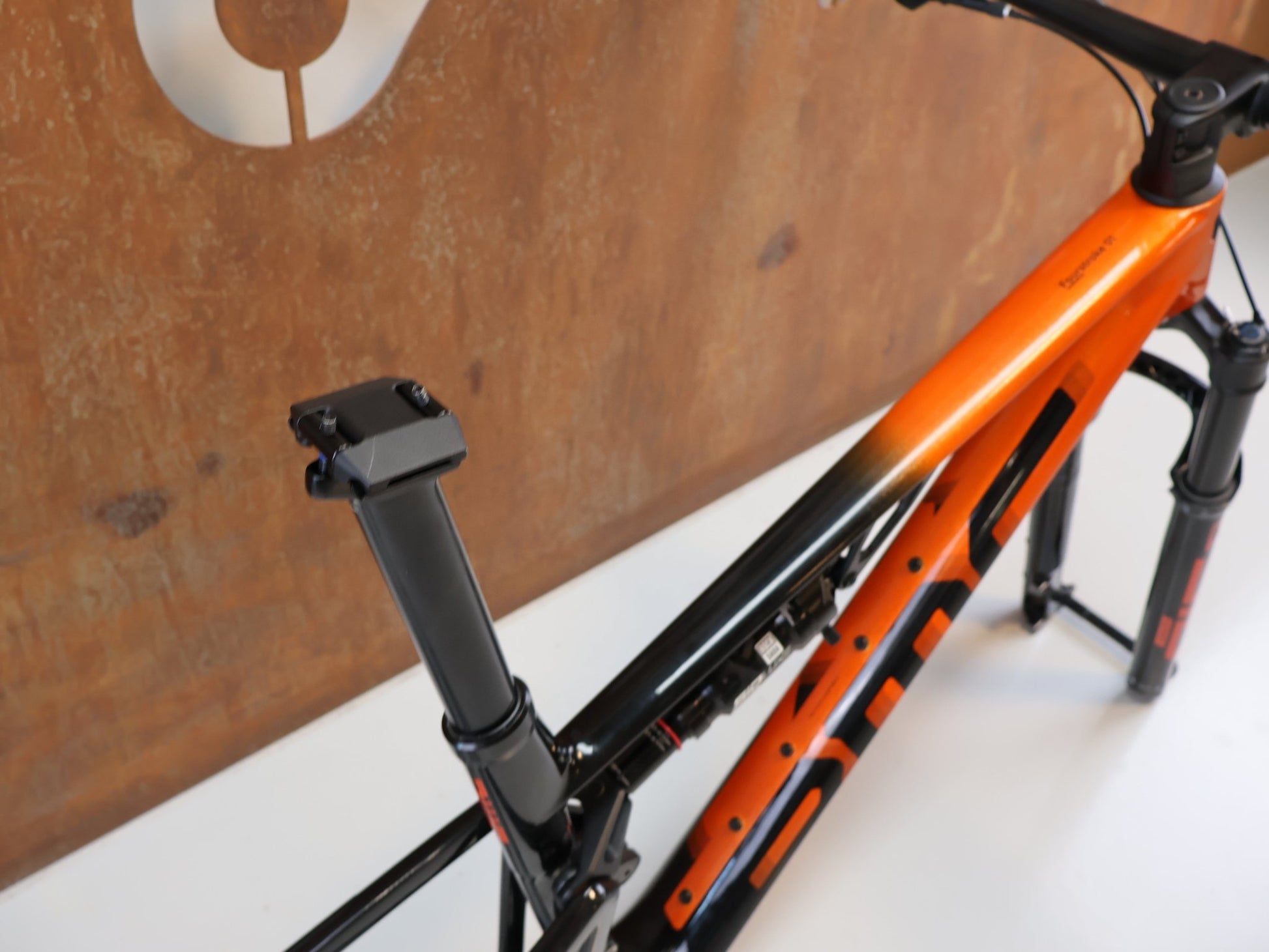 Mountainbikerahmen von BMC, BMC FOURSTROKE 01 ONE / XC FULLY RAHMENSET / GR. S / ROCKSHOX SID vor USEDBIKES-OB.DE Hintergrund