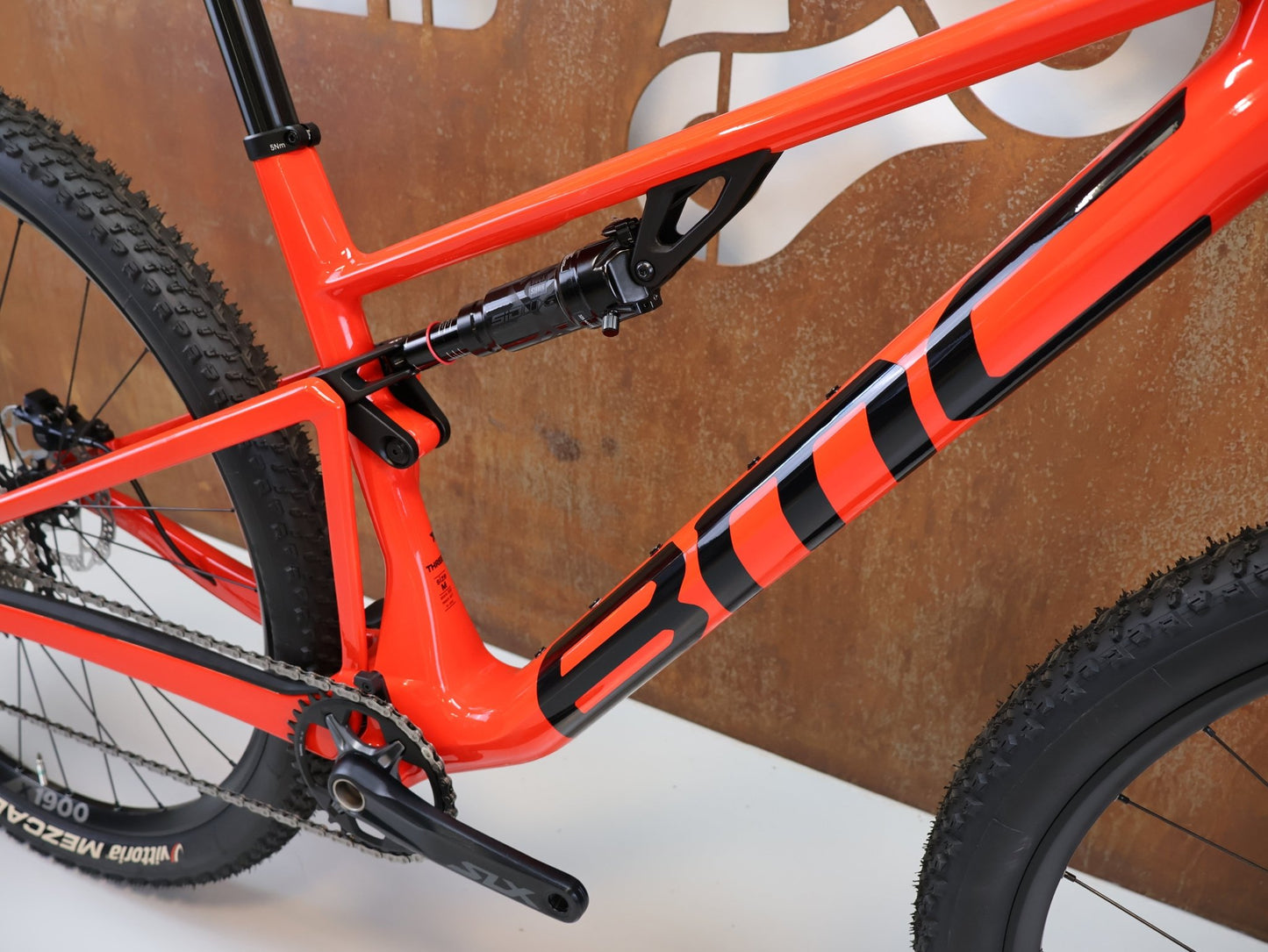 Mountainbike von Bmc, BMC FOURSTROKE 01 THREE / GRÖSSE M / FULL CARBON / ROCKSHOX SID / NEON RED vor USEDBIKES - OB.DE Hintergrund