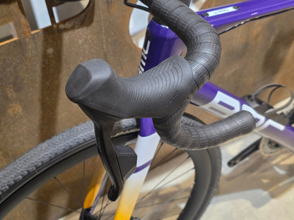 Gravel/Cyclocross von Bmc, BMC KAIUS 01 THREE 2024 / 56CM vor USEDBIKES - OB.DE Hintergrund