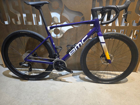 Gravel/Cyclocross von Bmc, BMC KAIUS 01 THREE 2024 / 56CM vor USEDBIKES - OB.DE Hintergrund