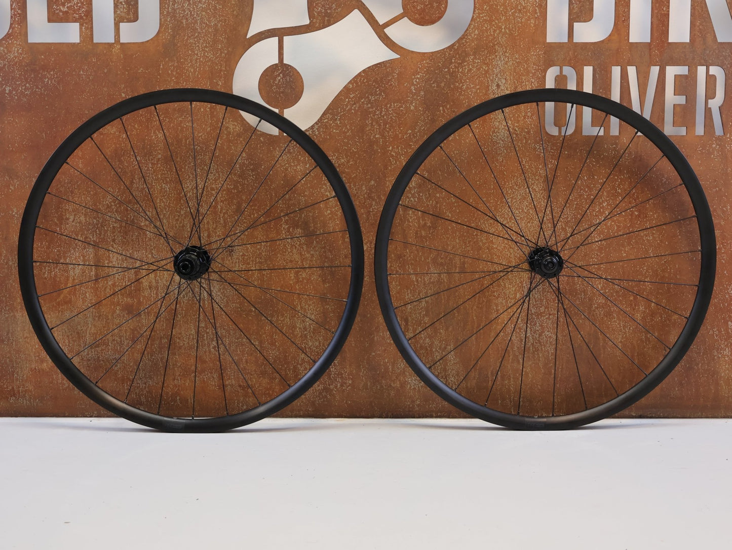Laufrad/Laufradsatz von Bmc, BMC PRD 23 LAUFRADSATZ / SHIMANO TC500 NABEN / 23 MM MAULWEITE / HG 12-FACH vor USEDBIKES-OB.DE Hintergrund