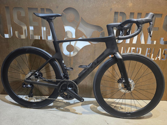 Rennrad von Bmc, BMC R01 FOUR / SHIMANO ULTEGRA DI2 / 54CM vor USEDBIKES - OB.DE Hintergrund