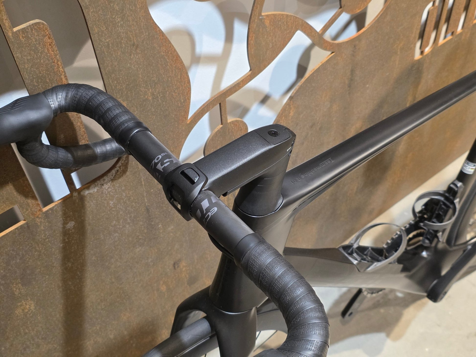 Rennrad von Bmc, BMC R01 FOUR / SHIMANO ULTEGRA DI2 / 56CM vor USEDBIKES - OB.DE Hintergrund