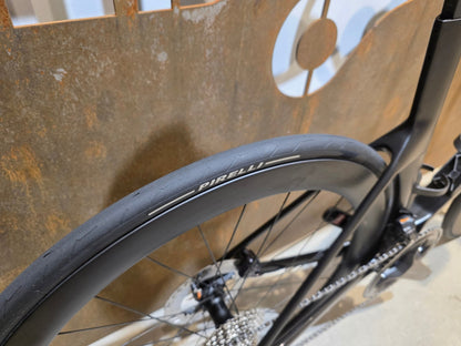 Rennrad von Bmc, BMC R01 FOUR / SHIMANO ULTEGRA DI2 / 56CM vor USEDBIKES - OB.DE Hintergrund