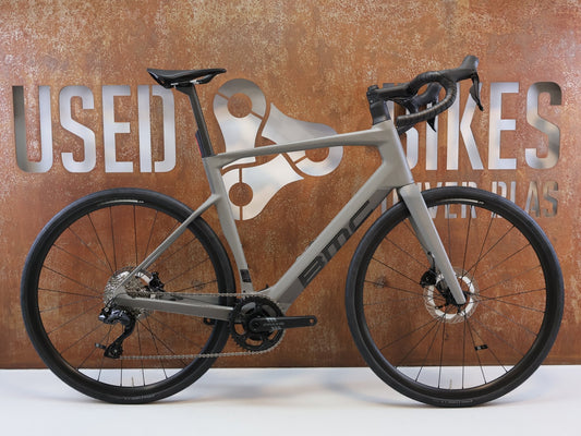 E-Rennrad/-Gravel von Bmc, BMC ROADMACHINE 01 AMP TWO / 12.97 KG / TQ-HPR60 / 105 DI2 / 58CM vor USEDBIKES-OB.DE Hintergrund
