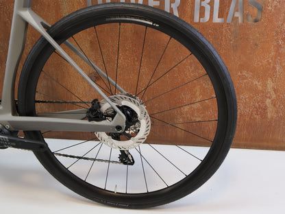 E-Rennrad/-Gravel von Bmc, BMC ROADMACHINE 01 AMP TWO / 13.02 KG / TQ-HPR60 / 105 DI2 / 61CM vor USEDBIKES-OB.DE Hintergrund