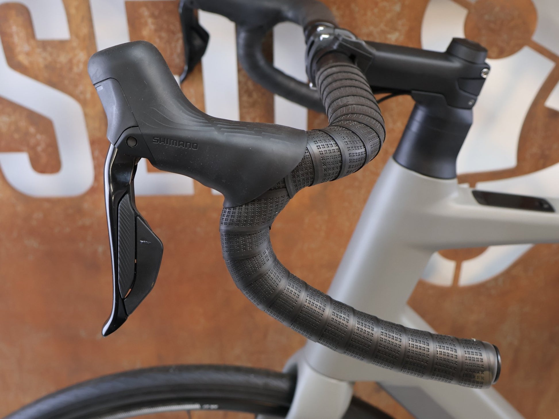 E-Rennrad/-Gravel von Bmc, BMC ROADMACHINE 01 AMP TWO / 13.02 KG / TQ-HPR60 / 105 DI2 / 61CM vor USEDBIKES-OB.DE Hintergrund