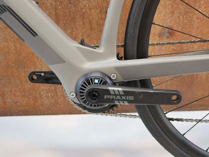 E-Rennrad/-Gravel von Bmc, BMC ROADMACHINE 01 AMP TWO / 13.02 KG / TQ-HPR60 / 105 DI2 / 61CM vor USEDBIKES-OB.DE Hintergrund