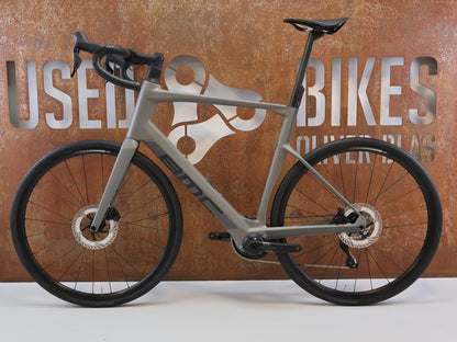 E-Rennrad/-Gravel von Bmc, BMC ROADMACHINE 01 AMP TWO / 13.02 KG / TQ-HPR60 / 105 DI2 / 61CM vor USEDBIKES-OB.DE Hintergrund