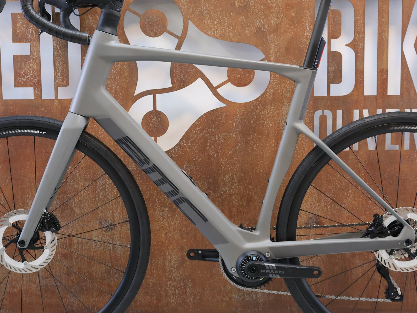 E-Rennrad/-Gravel von Bmc, BMC ROADMACHINE 01 AMP TWO / 13.02 KG / TQ-HPR60 / 105 DI2 / 61CM vor USEDBIKES-OB.DE Hintergrund