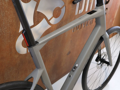 E-Rennrad/-Gravel von Bmc, BMC ROADMACHINE 01 AMP TWO / 13.02 KG / TQ-HPR60 / 105 DI2 / 61CM vor USEDBIKES-OB.DE Hintergrund