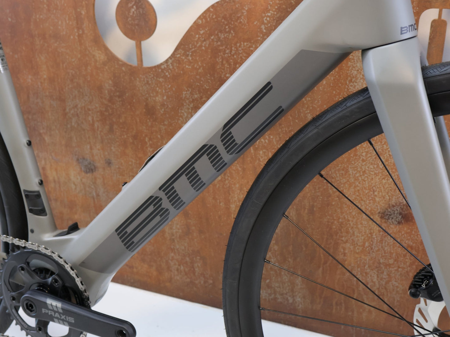 E-Rennrad/-Gravel von Bmc, BMC ROADMACHINE 01 AMP TWO / 13.02 KG / TQ-HPR60 / 105 DI2 / 61CM vor USEDBIKES-OB.DE Hintergrund
