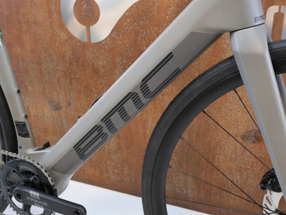 E-Rennrad/-Gravel von Bmc, BMC ROADMACHINE 01 AMP TWO / 13.02 KG / TQ-HPR60 / 105 DI2 / 61CM vor USEDBIKES-OB.DE Hintergrund