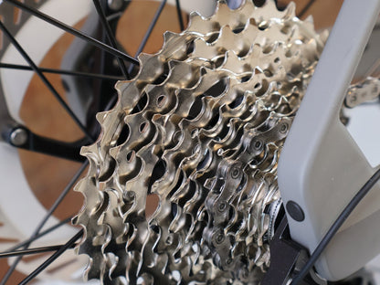 E-Rennrad/-Gravel von Bmc, BMC ROADMACHINE 01 AMP TWO / 13.02 KG / TQ-HPR60 / 105 DI2 / 61CM vor USEDBIKES-OB.DE Hintergrund