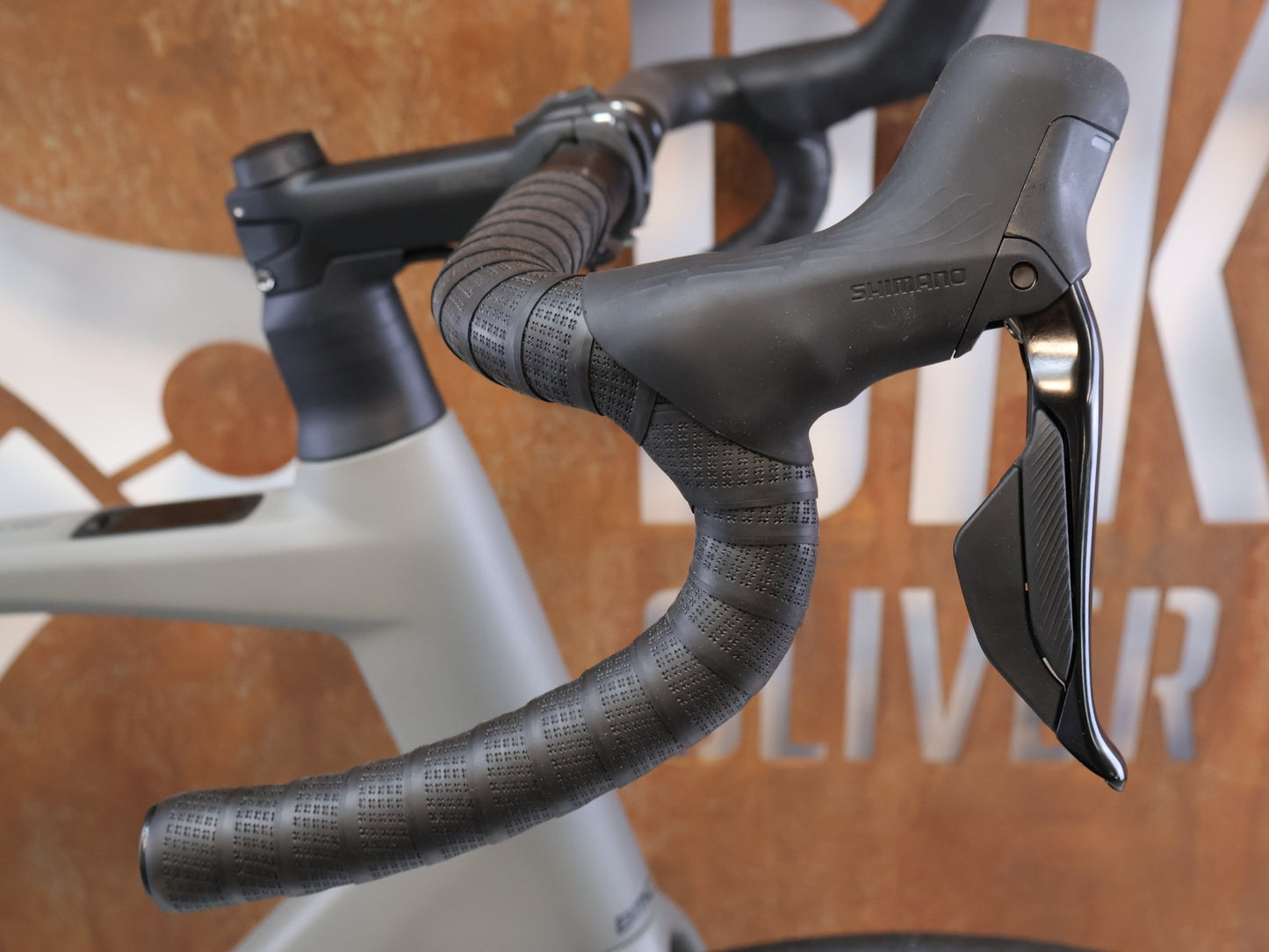 E-Rennrad/-Gravel von Bmc, BMC ROADMACHINE 01 AMP TWO / 13.02 KG / TQ-HPR60 / 105 DI2 / 61CM vor USEDBIKES-OB.DE Hintergrund