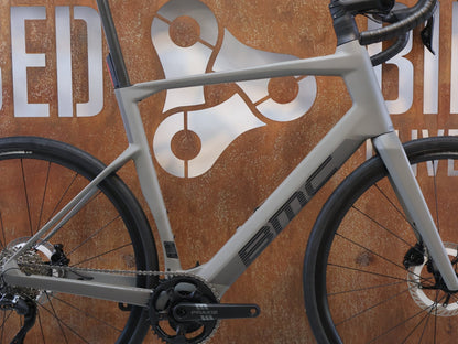 E-Rennrad/-Gravel von Bmc, BMC ROADMACHINE 01 AMP TWO / 13.02 KG / TQ-HPR60 / 105 DI2 / 61CM vor USEDBIKES-OB.DE Hintergrund