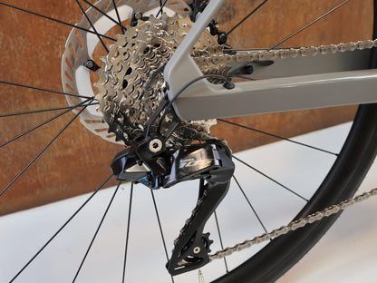 E-Rennrad/-Gravel von Bmc, BMC ROADMACHINE 01 AMP TWO / 13.02 KG / TQ-HPR60 / 105 DI2 / 61CM vor USEDBIKES-OB.DE Hintergrund