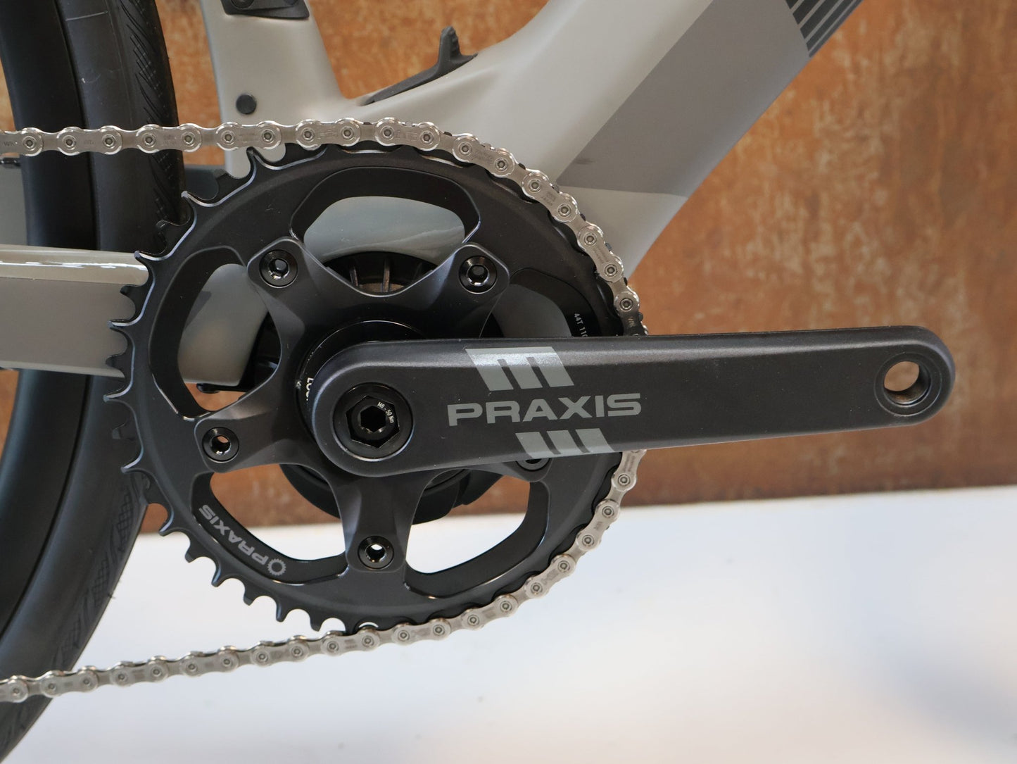 E-Rennrad/-Gravel von Bmc, BMC ROADMACHINE 01 AMP TWO / 13.02 KG / TQ-HPR60 / 105 DI2 / 61CM vor USEDBIKES-OB.DE Hintergrund