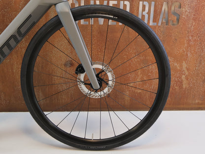 E-Rennrad/-Gravel von Bmc, BMC ROADMACHINE 01 AMP TWO / 13.02 KG / TQ-HPR60 / 105 DI2 / 61CM vor USEDBIKES-OB.DE Hintergrund