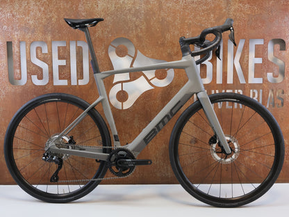 E-Rennrad/-Gravel von Bmc, BMC ROADMACHINE 01 AMP TWO / 13.02 KG / TQ-HPR60 / 105 DI2 / 61CM vor USEDBIKES-OB.DE Hintergrund