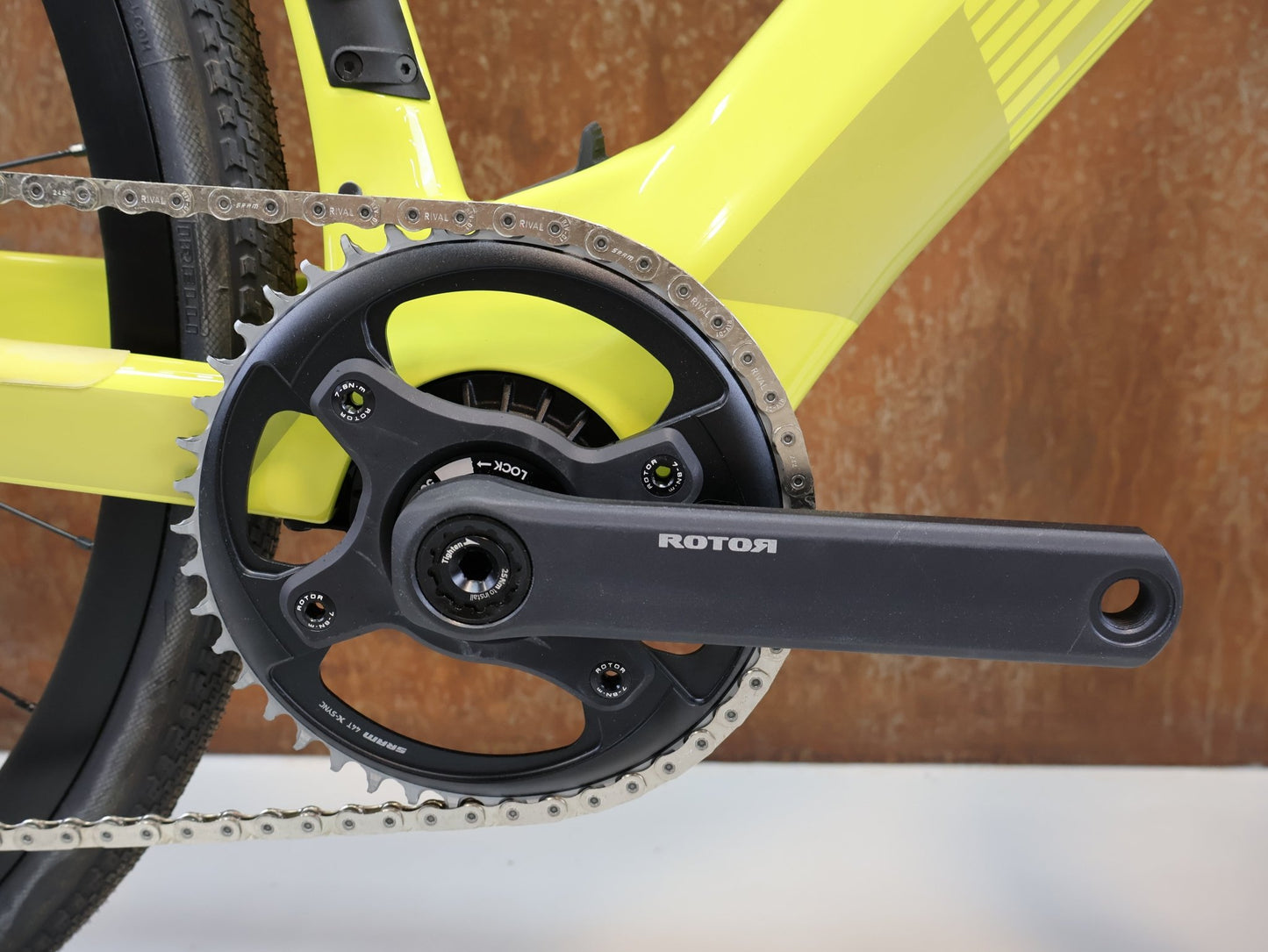 E - Rennrad/ - Gravel von Bmc, BMC ROADMACHINE 01 AMP X TWO / GRÖSSE 58 CM / TQ - HPR50 / SRAM RIVAL AXS vor USEDBIKES - OB.DE Hintergrund