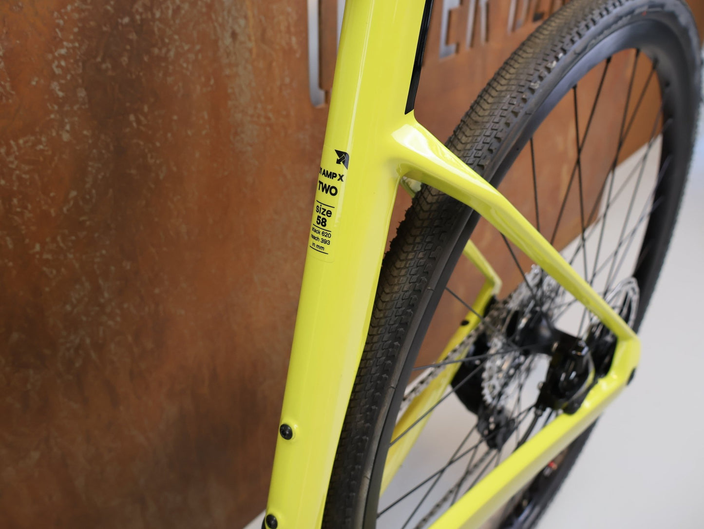 E - Rennrad/ - Gravel von Bmc, BMC ROADMACHINE 01 AMP X TWO / GRÖSSE 58 CM / TQ - HPR50 / SRAM RIVAL AXS vor USEDBIKES - OB.DE Hintergrund