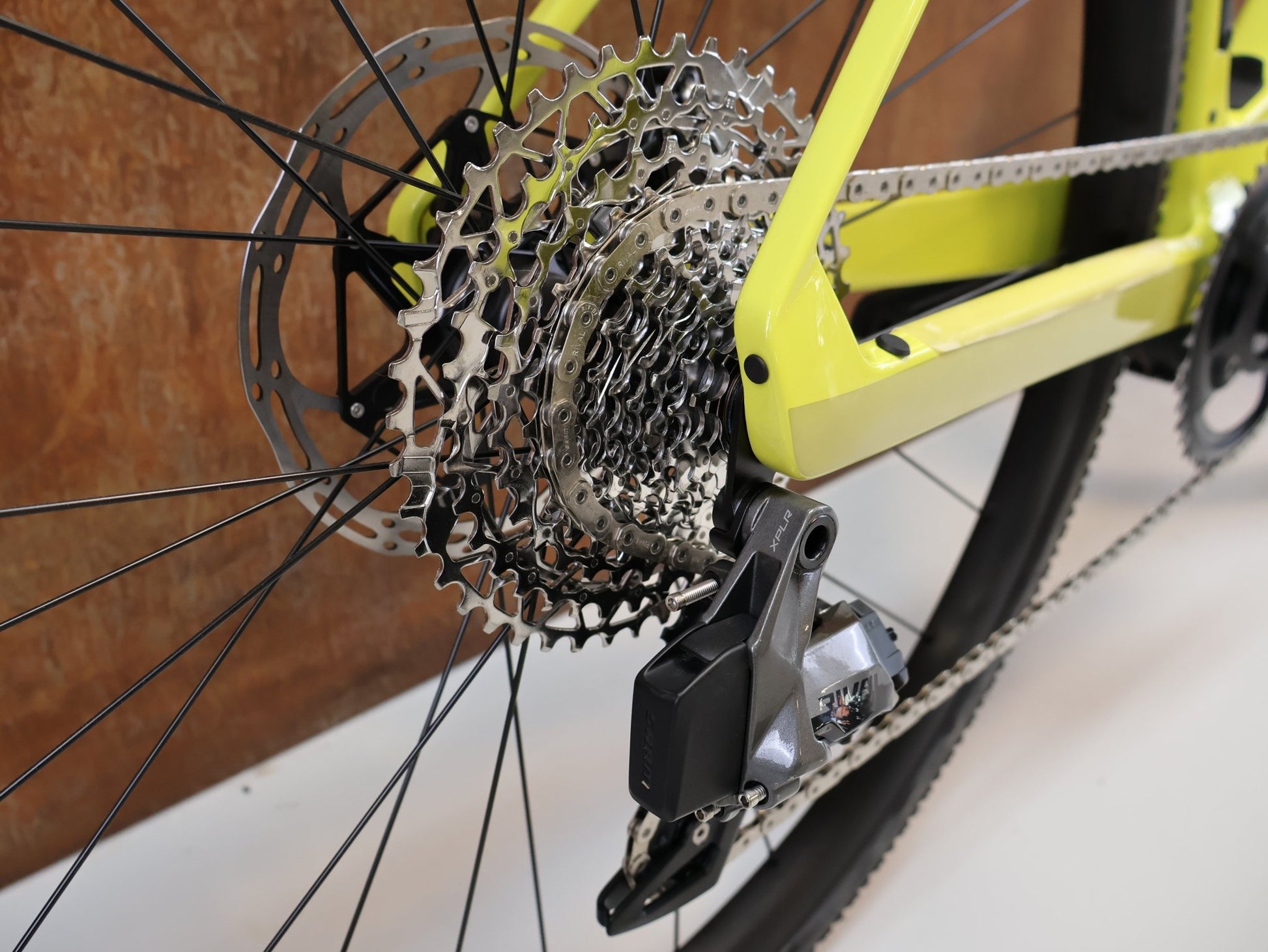 E - Rennrad/ - Gravel von Bmc, BMC ROADMACHINE 01 AMP X TWO / GRÖSSE 58 CM / TQ - HPR50 / SRAM RIVAL AXS vor USEDBIKES - OB.DE Hintergrund