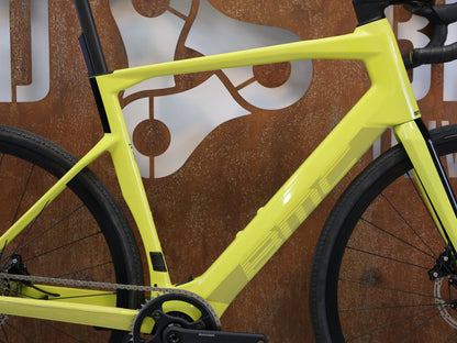 E - Rennrad/ - Gravel von Bmc, BMC ROADMACHINE 01 AMP X TWO / GRÖSSE 58 CM / TQ - HPR50 / SRAM RIVAL AXS vor USEDBIKES - OB.DE Hintergrund