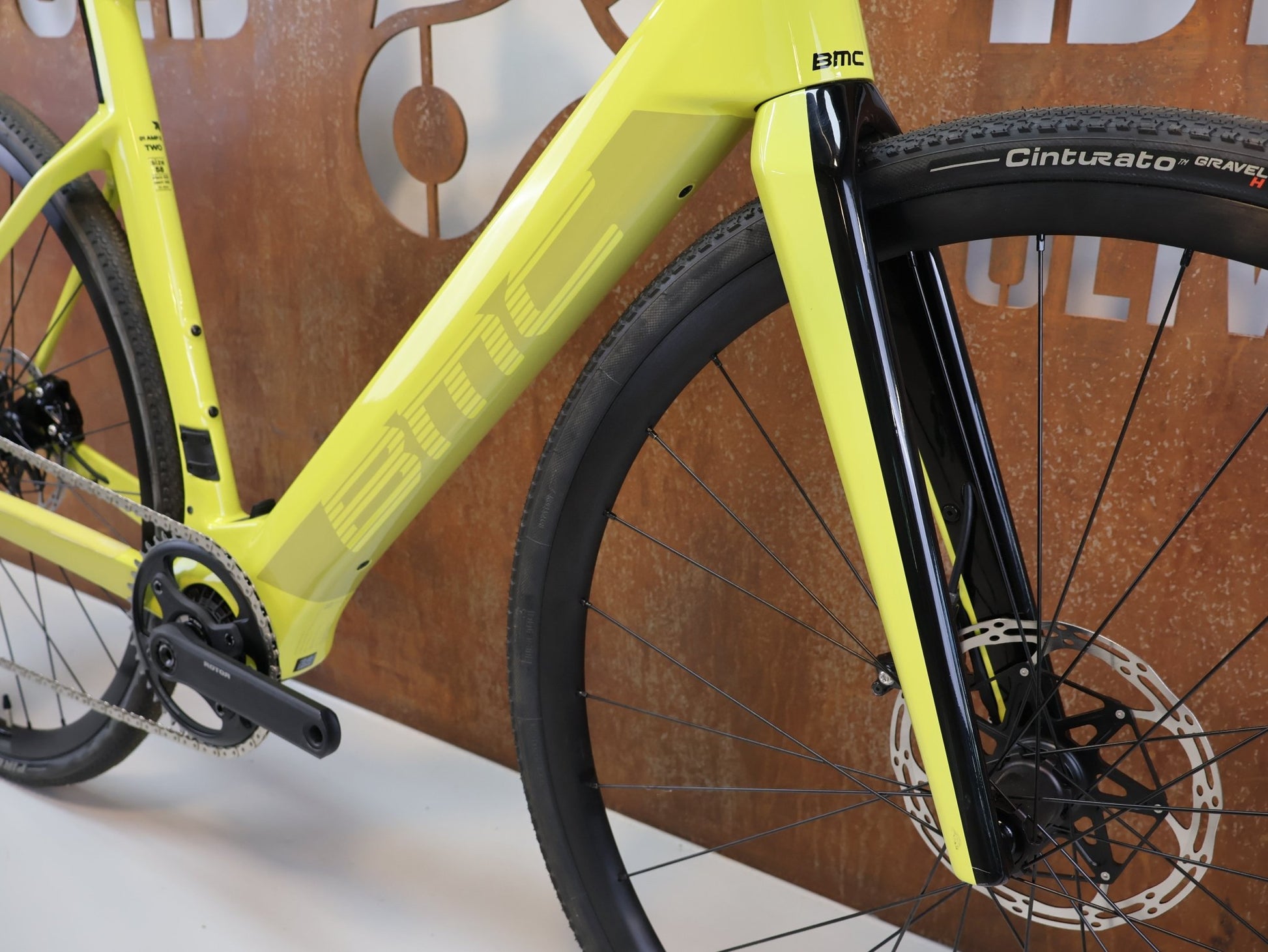 E - Rennrad/ - Gravel von Bmc, BMC ROADMACHINE 01 AMP X TWO / GRÖSSE 58 CM / TQ - HPR50 / SRAM RIVAL AXS vor USEDBIKES - OB.DE Hintergrund