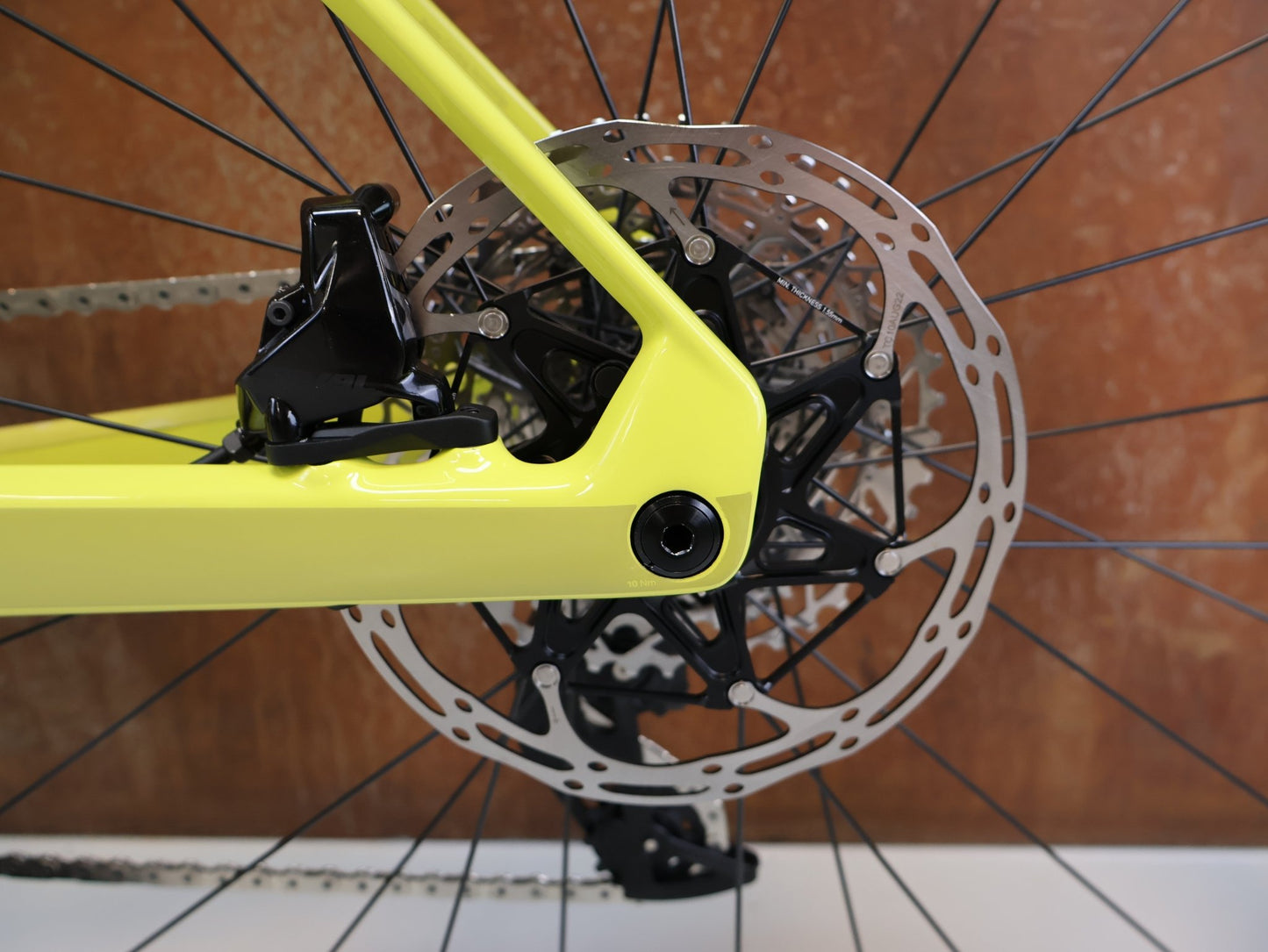 E - Rennrad/ - Gravel von Bmc, BMC ROADMACHINE 01 AMP X TWO / GRÖSSE 58 CM / TQ - HPR50 / SRAM RIVAL AXS vor USEDBIKES - OB.DE Hintergrund
