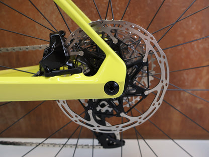 E - Rennrad/ - Gravel von Bmc, BMC ROADMACHINE 01 AMP X TWO / GRÖSSE 58 CM / TQ - HPR50 / SRAM RIVAL AXS vor USEDBIKES - OB.DE Hintergrund