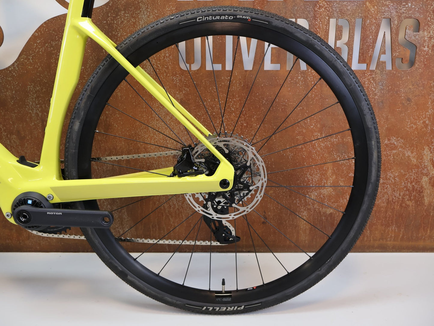 E - Rennrad/ - Gravel von Bmc, BMC ROADMACHINE 01 AMP X TWO / GRÖSSE 58 CM / TQ - HPR50 / SRAM RIVAL AXS vor USEDBIKES - OB.DE Hintergrund