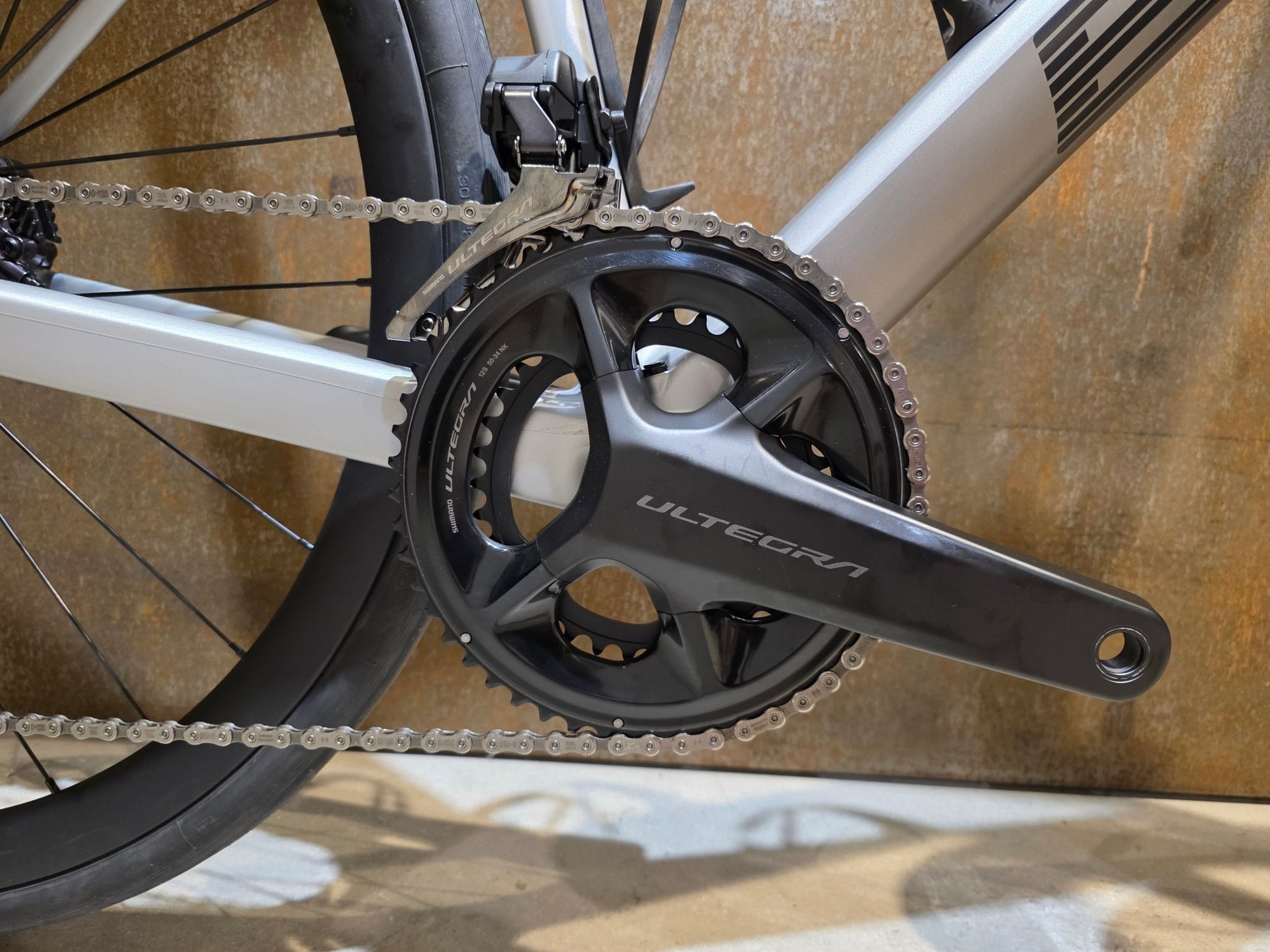 Rennrad von Bmc, BMC ROADMACHINE 01 FOUR / SHIMANO ULTEGRA DI2 / 56CM vor USEDBIKES - OB.DE Hintergrund