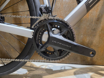 Rennrad von Bmc, BMC ROADMACHINE 01 FOUR / SHIMANO ULTEGRA DI2 / 56CM vor USEDBIKES - OB.DE Hintergrund
