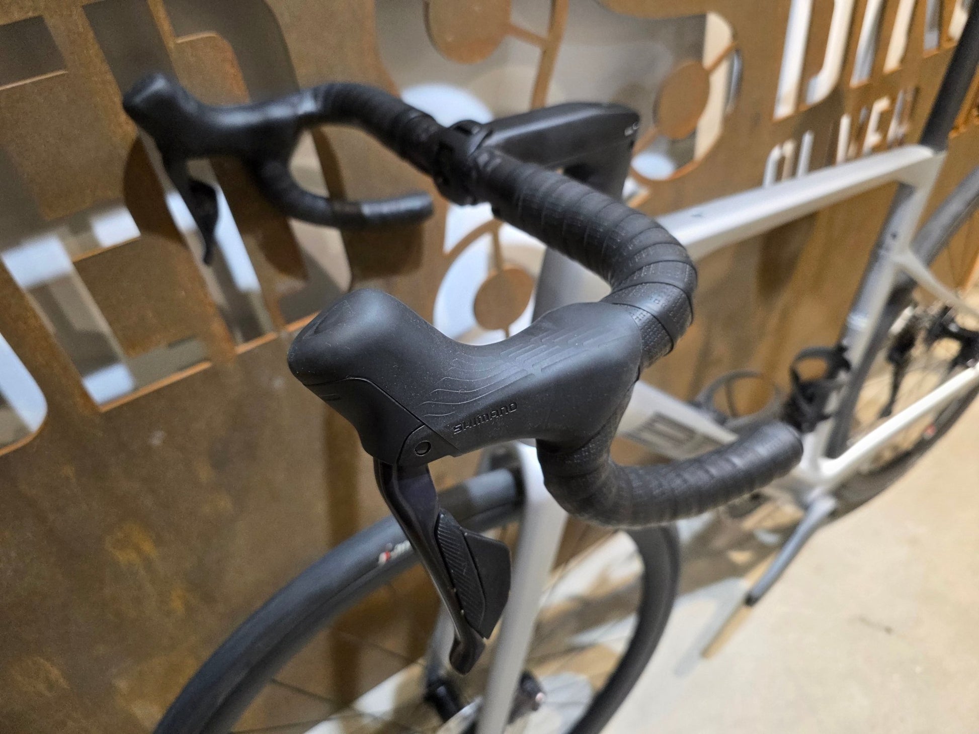 Rennrad von Bmc, BMC ROADMACHINE 01 FOUR / SHIMANO ULTEGRA DI2 / 56CM vor USEDBIKES - OB.DE Hintergrund