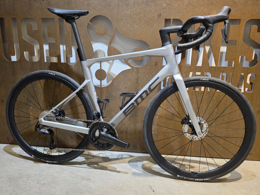 Rennrad von Bmc, BMC ROADMACHINE 01 FOUR / SHIMANO ULTEGRA DI2 / 56CM vor USEDBIKES - OB.DE Hintergrund