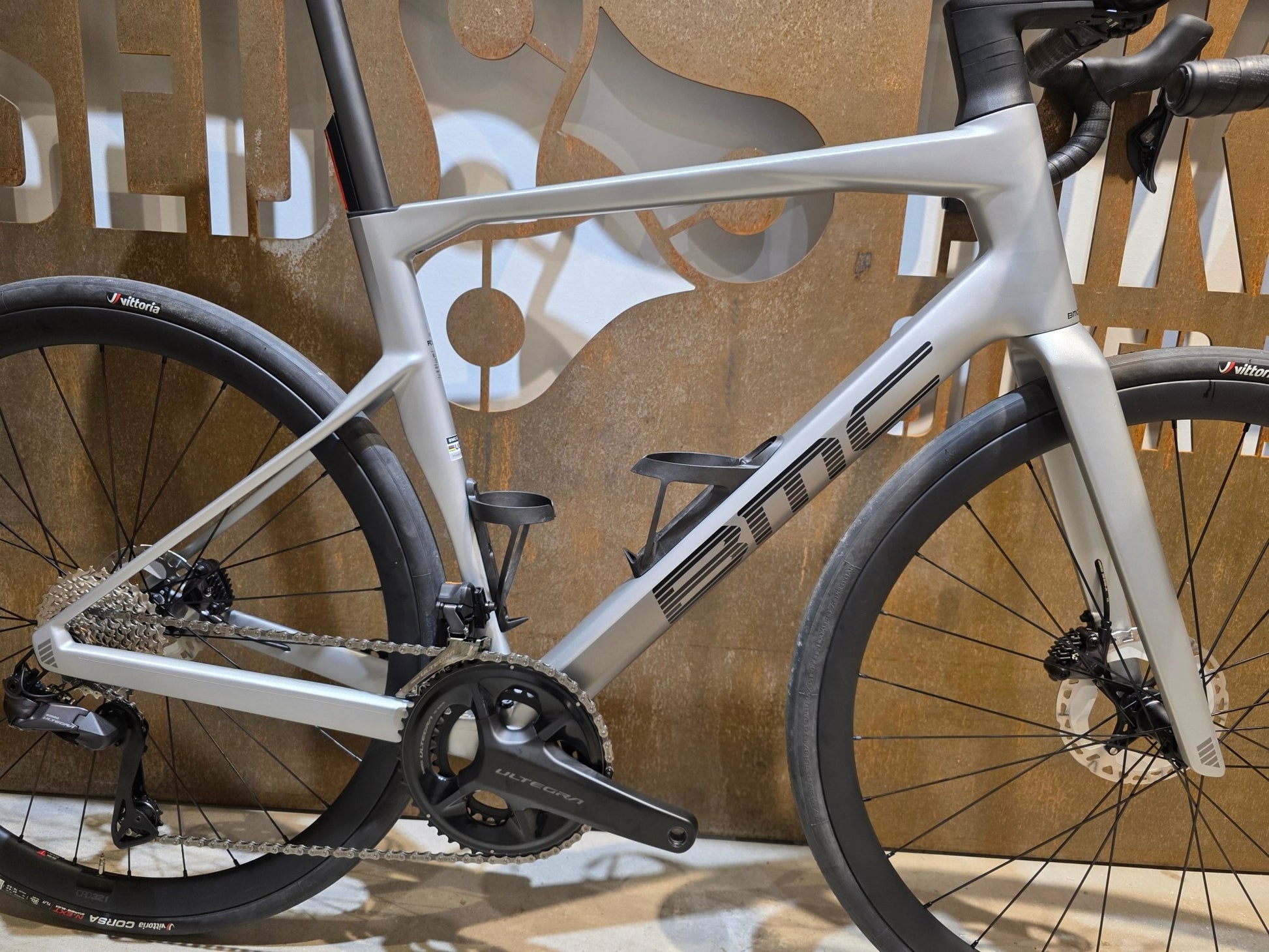 Rennrad von Bmc, BMC ROADMACHINE 01 FOUR / SHIMANO ULTEGRA DI2 / 56CM vor USEDBIKES - OB.DE Hintergrund