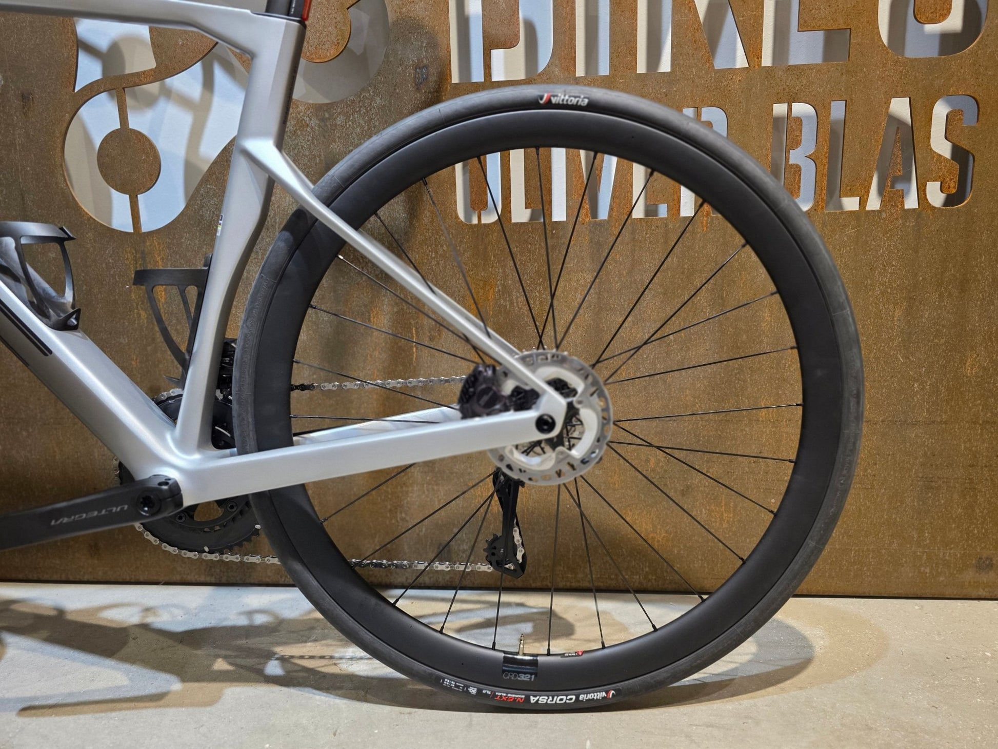 Rennrad von Bmc, BMC ROADMACHINE 01 FOUR / SHIMANO ULTEGRA DI2 / 56CM vor USEDBIKES - OB.DE Hintergrund