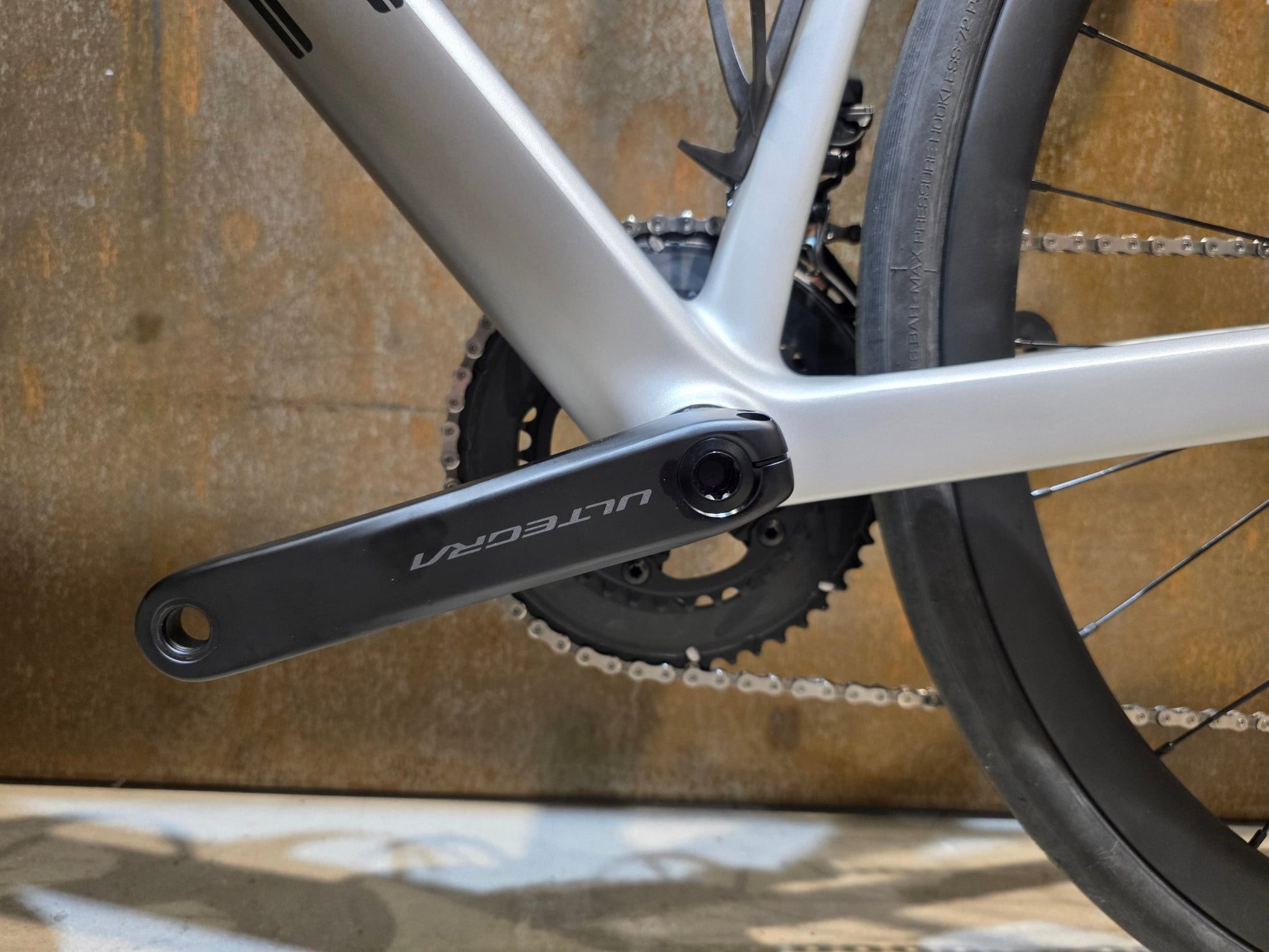 Rennrad von Bmc, BMC ROADMACHINE 01 FOUR / SHIMANO ULTEGRA DI2 / 56CM vor USEDBIKES - OB.DE Hintergrund